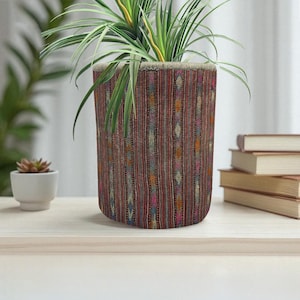 Handgjord dekorativ blomkruka i boho-stil – tryckt kelimrandigt mönster – unik vintageinspirerad heminredning – kelimmönster