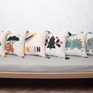 Juego de almohadas infantiles con bordado de animales y naturaleza: pez, león, unicornio, dinosaurio y elefante. Fundas de cojín para habitación infantil con temática navideña.