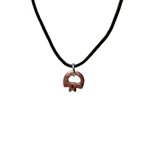 Colgante de cobre antiguo – Pequeño amuleto medieval – Joyería histórica auténtica