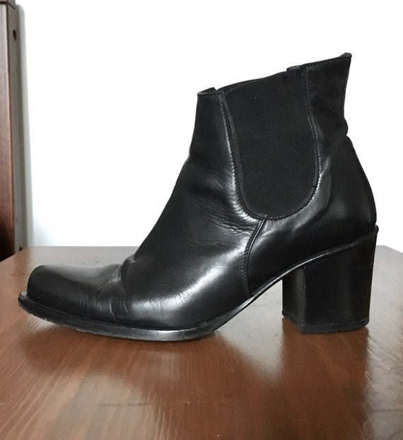 Size 5.5 vintage 90s Guess black leather ankle boo