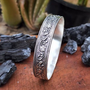 Handgefertigter Armreif aus Sterlingsilber: Handgravierter Boho-Armreif