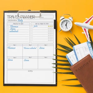 Puede incluir: Un portapapeles de planificador de viajes con el destino "Italia" y los lugares para ver enumerados. Un despertador blanco, un avión de juguete, una tarjeta de embarque y un pasaporte marrón están dispuestos sobre un fondo amarillo con hojas de palma.