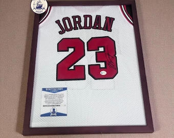 M. Jordan # 23 signiertes und gerahmtes Trikot mit Beckett COA