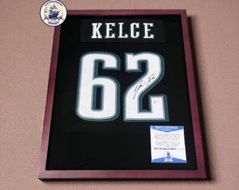 J. Kelce #62 Signierter und Eingerahmter Adlerjersey mit Beckett COA