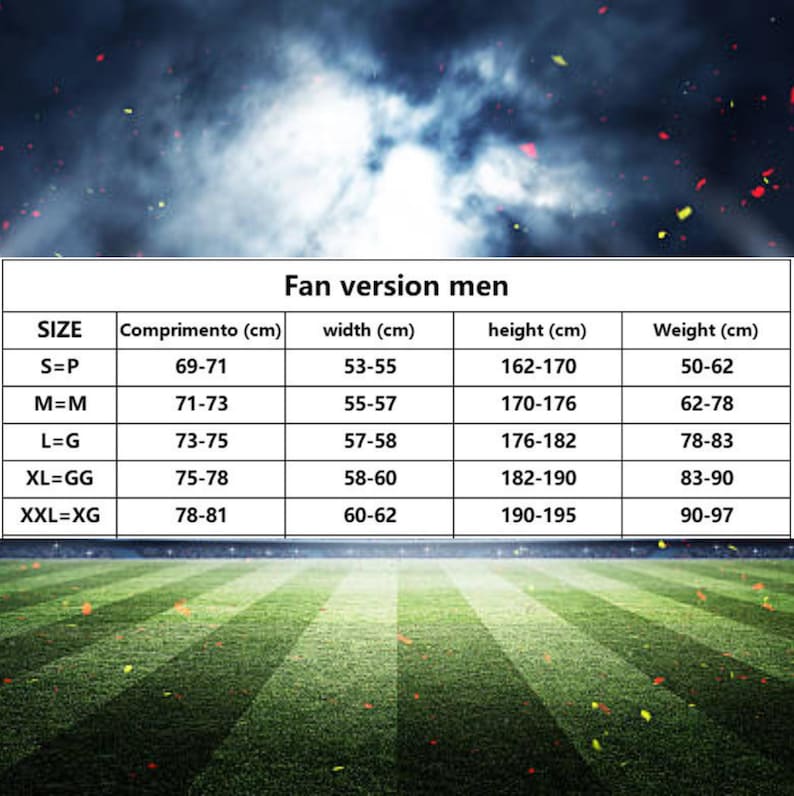 Op de afbeelding: Een maattabel met de titel "Fan version men" met afmetingen in centimeters. De tabel bevat maten S tot XXL, met bijbehorende afmetingen voor lengte, breedte, hoogte en gewicht. De achtergrond is een wazige afbeelding van een voetbalveld.
