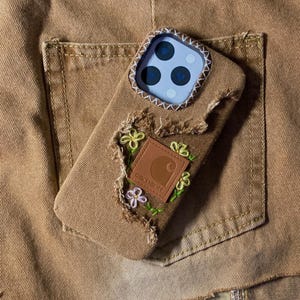 Handgefertigte Handyhülle im Carhartt-Stil - Robuste Canvas-Denim-Patchwork-Stickerei-Arbeitskleidung-Ästhetische Hülle für iPhone Samsung Geschenk
