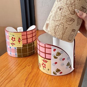 Porta fazzoletti in ceramica fatto a mano - Design patchwork floreale, a quadretti e a cuore in rosa pastello, bianco, marrone, giallo - Organizza bagno/cucina