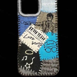 Coque de portable musique patchwork personnalisée, art de la chanteuse indépendante cousue à la main, motif de broderie chanson d'amour, cadeau iPhone Samsung pour les mélomanes
