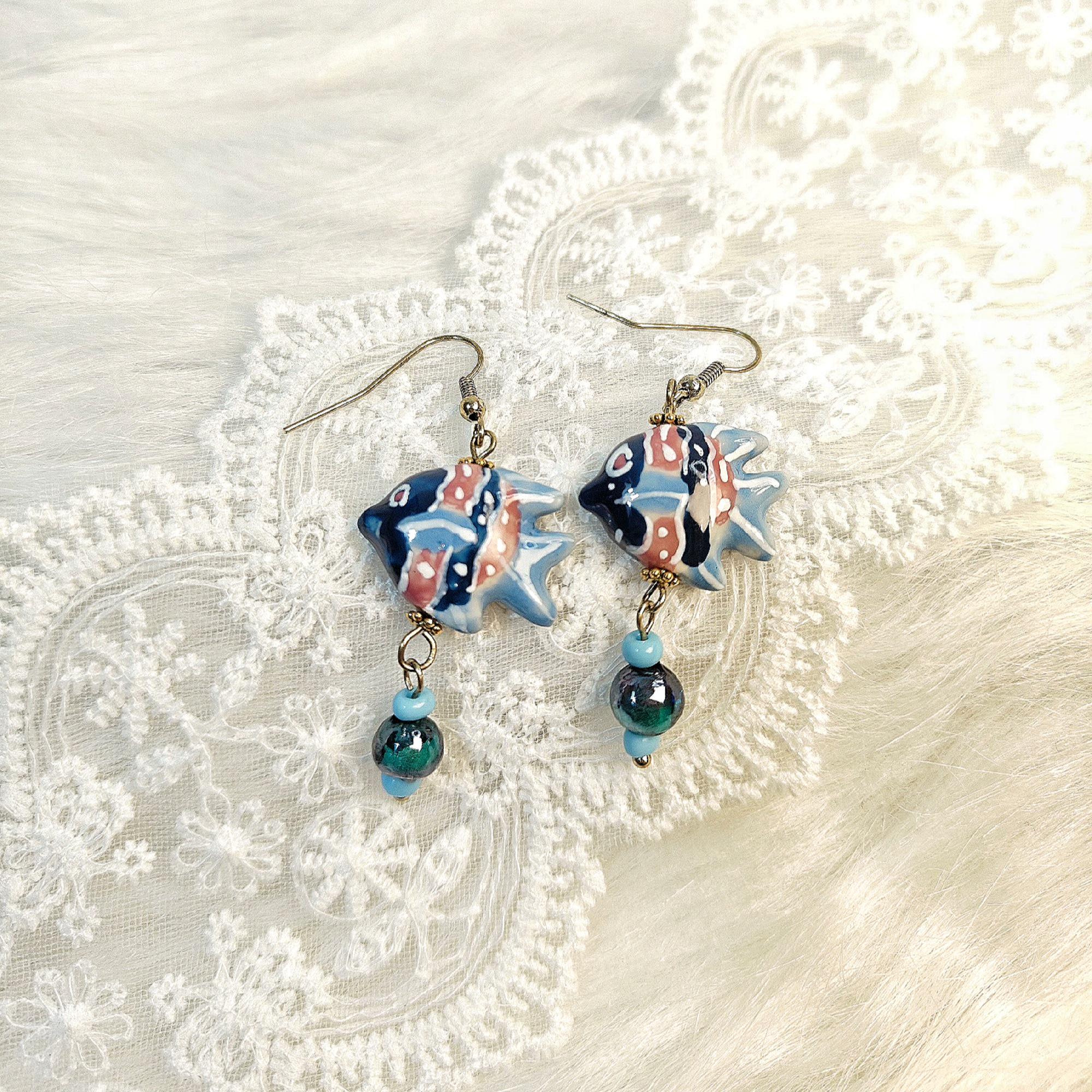 Boucles D'oreilles Pendantes En Porcelaine - Design Poisson, Thème Marin Peint Main