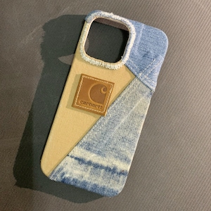 Coque pour portable en denim et toile avec patch en cuir de style Carhartt, coutures artisanales et protection double couche pour iPhone et Samsung