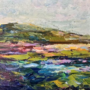 Puede incluir: Pintura abstracta de paisaje con una gama de colores azules, verdes y morados. La pintura representa una colina ondulada con un cuerpo de agua en primer plano.