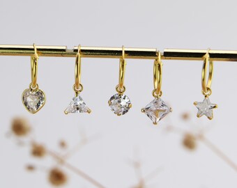 Pendientes de aro con dije de circonita cúbica dorada – Pendientes delicados de plata de ley