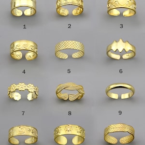 Puede incluir: Un juego de tres tazas de cerámica con un acabado mate moteado. Las tazas son de color crema, gris claro y gris oscuro. Cada taza tiene un diseño simple y moderno y un asa redondeada.