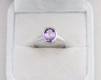 Anillo de plata de ley con amatista – Gema ovalada, piedra natal de febrero