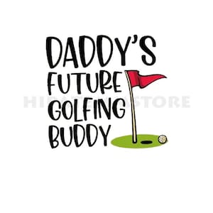 Peut inclure: Fond blanc avec le texte "DADDY'S FUTURE GOLFING BUDDY" en noir. Un drapeau de golf avec un drapeau rouge et une balle de golf sur un morceau d'herbe verte se trouve à droite du texte.