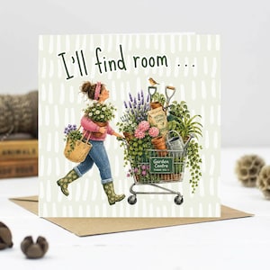 Puede incluir: Una tarjeta de felicitaci&oacute;n cuadrada con fondo claro, rayas blancas verticales y el texto I'll find room. Una ilustraci&oacute;n muestra a una persona con su&eacute;ter rosa y jeans azules empujando un carrito de compras lleno de plantas y herramientas.