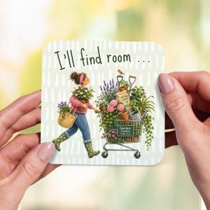 Puede incluir: Un posavasos cuadrado con fondo verde claro, rayas verticales blancas y el texto I'll find room. Una ilustraci&oacute;n muestra a una persona con su&eacute;ter rosa y vaqueros azules empujando un carrito de metal lleno de plantas en macetas.