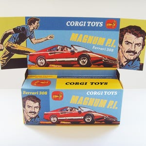 Puede incluir: Un coche de juguete Ferrari 308 rojo en una caja con fondo azul y amarillo. La caja tiene el texto "Corgi Toys Magnum P.I. Ferrari 308".