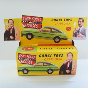 Puede incluir: Un coche de juguete Corgi Toys Capri Ghia vintage en su caja original. La caja es amarilla y presenta imágenes del coche y el texto "Only Fools and Horses". El coche es verde con techo negro. La caja presenta imágenes de actores.