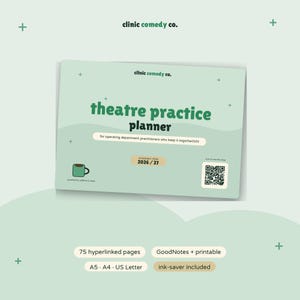 Può includere: Un planner digitale verde chiaro per la pratica in sala operatoria. La copertina riporta il testo clinic comedy co., theatre practice planner, for operating department practitioners who keep it together(ish), 2026/27, un'icona di tazza di caffè, un QR code e dettagli per 75 pagine con collegamenti ipertestuali, GoodNotes, stampabile, A5, A4, US Letter e risparmio d'inchiostro.