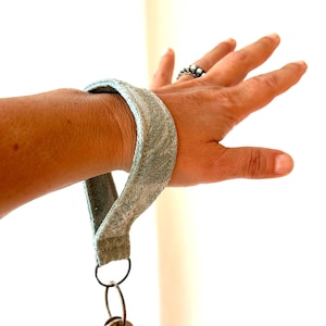 Grüner Stoff Armband Schlüsselanhänger, Recycled Antique Cotton, Vintage Blumen Schlüsselanhänger, einzigartiges umweltfreundliches Accessoire