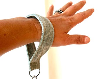 Grüner Stoff Armband Schlüsselanhänger, Recycled Antique Cotton, Vintage Blumen Schlüsselanhänger, einzigartiges umweltfreundliches Accessoire