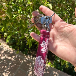 Dunkelroter Stoff Schlüsselanhänger, wiederverwertete Baumwolle, Vintage Blumenmuster, Einzigartiges, Umweltfreundliches Accessoire