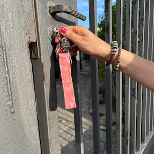 Rosa Schlüsselanhänger aus recycelter Baumwolle