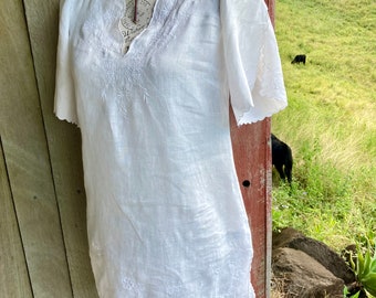 white linen embroidered tunic with fluttery sleeves ~ xs, small