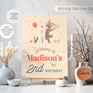 Puede incluir: Un letrero de bienvenida de cumpleaños sobre un pequeño caballete de madera. El letrero presenta una ilustración de dibujos animados de un mono, un conejo, una ardilla y polluelos. El texto dice "Welcome to Madison's 2nd Birthday". El letrero es beige con detalles en rojo y naranja.