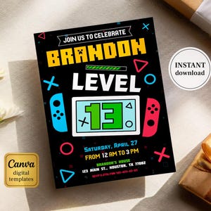 以下が含まれることがあります： 13歳の誕生日パーティーのデジタル招待状。黒と蛍光緑の招待状には、ビデオゲームコントローラーと「Join us to celebrate Brandon Level 13」のテキストが書かれています。招待状には、パーティーの日時と場所も記載されています。
