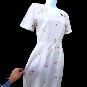 1950s Pin Up Wiggle Dress Size 4 Beige Embroidered Metal Zipper NWOT Deadstock