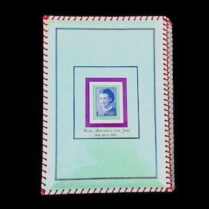 Puede incluir: Un álbum de fotos vintage con una cubierta verde claro y un borde rojo cosido. El álbum presenta un retrato enmarcado de una mujer, con texto debajo. El álbum está sobre un fondo negro.