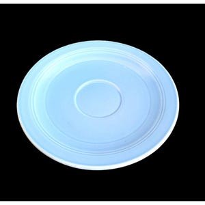 Puede incluir: Un platillo de cerámica azul claro con un centro ligeramente elevado.