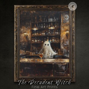 Peut inclure: Une peinture repr&eacute;sentant un fant&ocirc;me assis &agrave; un bar avec un verre de liquide ambr&eacute;. Le fant&ocirc;me est blanc et translucide, avec une faible esquisse d'un visage. Le bar est en bois fonc&eacute; avec une &eacute;tag&egrave;re de bouteilles derri&egrave;re. La peinture est encadr&eacute;e dans un cadre en bois fonc&eacute;.