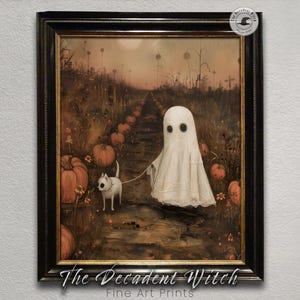 Puede incluir: Impresión artística enmarcada que representa un fantasma paseando a un perro blanco con correa por un campo de calabazas. La obra de arte tiene una estética vintage con una paleta de colores oscura y melancólica. The Decadent Witch Fine Art Prints.