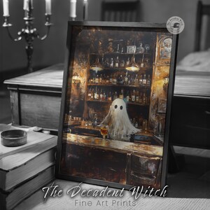 Peut inclure: Une peinture encadr&eacute;e repr&eacute;sentant un fant&ocirc;me dans un bar, tenant un verre de liquide. Le fant&ocirc;me est blanc et translucide, avec deux yeux noirs. Le bar est faiblement &eacute;clair&eacute; et poss&egrave;de un comptoir en bois et des &eacute;tag&egrave;res remplies de bouteilles. La peinture est intitul&eacute;e "The Decadent Witch" avec les mots "Fine Art Prints" sous le titre.