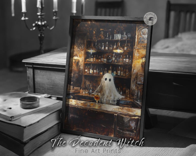 Peut inclure: Une peinture encadr&eacute;e repr&eacute;sentant un fant&ocirc;me dans un bar, tenant un verre de liquide. Le fant&ocirc;me est blanc et translucide, avec deux yeux noirs. Le bar est faiblement &eacute;clair&eacute; et poss&egrave;de un comptoir en bois et des &eacute;tag&egrave;res remplies de bouteilles. La peinture est intitul&eacute;e "The Decadent Witch" avec les mots "Fine Art Prints" sous le titre.