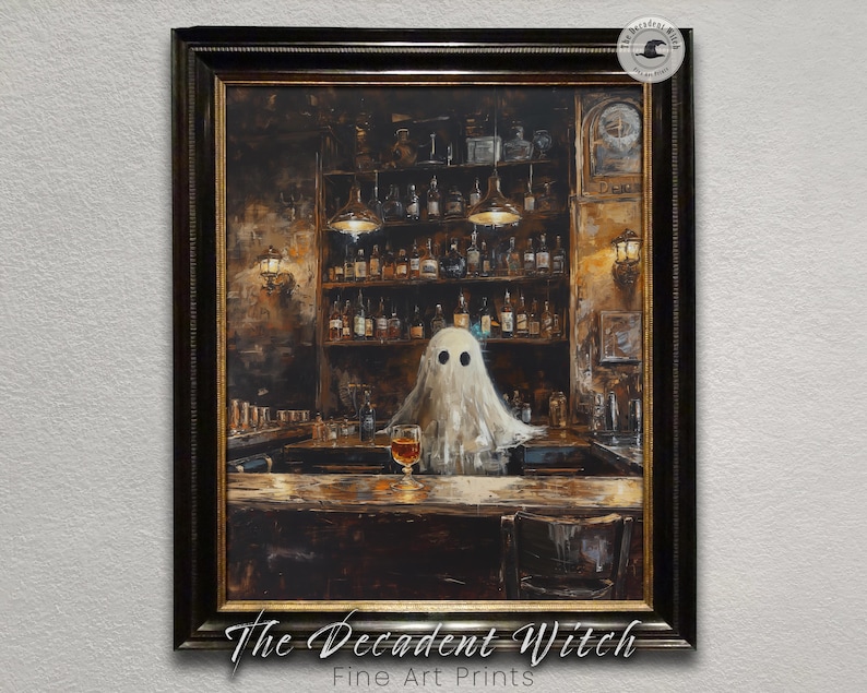 Peut inclure: Une peinture repr&eacute;sentant un fant&ocirc;me assis &agrave; un bar avec un verre de bi&egrave;re. Le bar est faiblement &eacute;clair&eacute; et a un comptoir en bois. Le fant&ocirc;me porte un drap blanc et a un l&eacute;ger sourire. La peinture est encadr&eacute;e dans un cadre en bois fonc&eacute;.