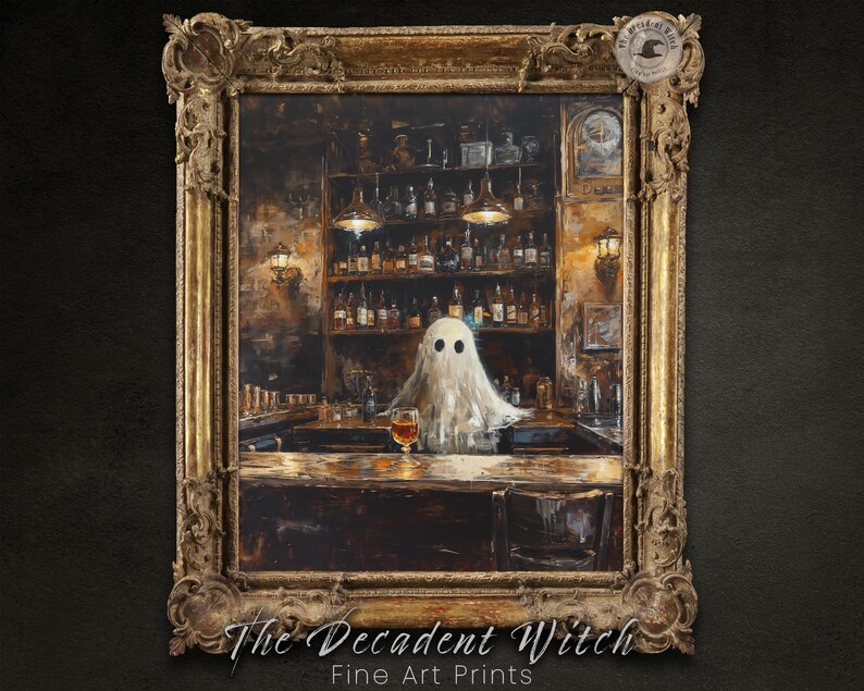Peut inclure: Une peinture repr&eacute;sentant un fant&ocirc;me assis &agrave; un bar dans une pi&egrave;ce faiblement &eacute;clair&eacute;e. Le fant&ocirc;me est envelopp&eacute; d'un drap blanc et tient un verre de liquide. Le bar est en bois et a une finition brun fonc&eacute;. La pi&egrave;ce est d&eacute;cor&eacute;e de lampes &agrave; l'ancienne et d'une enseigne qui dit "The Decadent Witch".