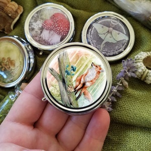 Forest Fox Pillendoosje - Etui - 3 vakken - Zak - Portemonnee - Dragen - Klein - Compacte spiegel
