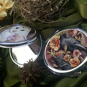 Espejo compacto con diseño floral de cuervos - Arte de cuervos y flores - Concha - Bolsillo - Monedero - Pequeño - Accesorios