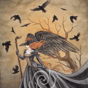 Puede incluir: Una mujer con cabello rojo y una m&aacute;scara de cuervo negra se encuentra en un bosque con un bast&oacute;n en la mano. Lleva un vestido negro con una larga cola y alas negras. Hay muchos cuervos volando a su alrededor. El texto "Erin Ewer - www.LiquidFae.com" est&aacute; en la parte inferior de la imagen.