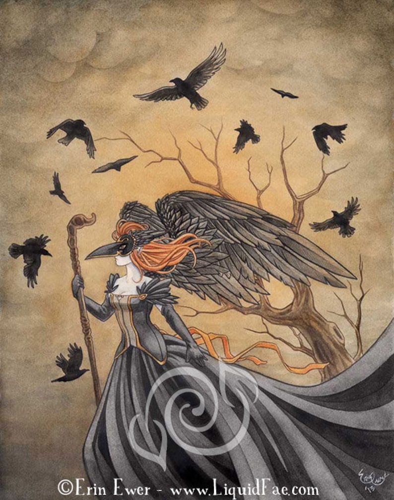 Puede incluir: Una mujer con cabello rojo y una m&aacute;scara de cuervo negra se encuentra en un bosque con un bast&oacute;n en la mano. Lleva un vestido negro con una larga cola y alas negras. Hay muchos cuervos volando a su alrededor. El texto "Erin Ewer - www.LiquidFae.com" est&aacute; en la parte inferior de la imagen.
