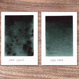 Sea Cave - donkerblauwe/groene handgemaakte aquarelverf - scheidend - granulerend - halve bakvorm - puntkaart