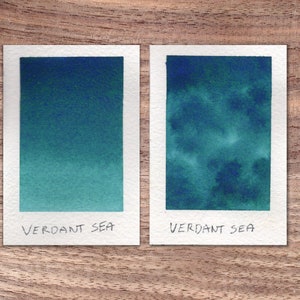 Könnte beinhalten: Zwei Aquarell-Farbmuster in einem Blaugrün namens "Verdant Sea". Ein Muster ist ein Farbverlauf von einem helleren zu einem dunkleren Blaugrün. Das andere Muster ist ein texturierteres, bewölktes Blaugrün.