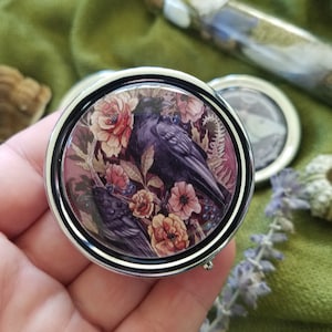 Raven&#39;s Whisper Floral Pillendoosje - Etui - 3 compartimenten - Zak - Portemonnee - Draagtas - Klein - Compacte spiegel - Crow- Spirit Animal
