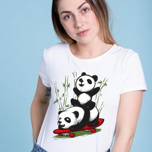 Bonita camiseta de panda patinando. Divertida camiseta de dibujos animados con bambú. Regalo kawaii para amantes de los pandas, amantes de la naturaleza y niños patinadores.