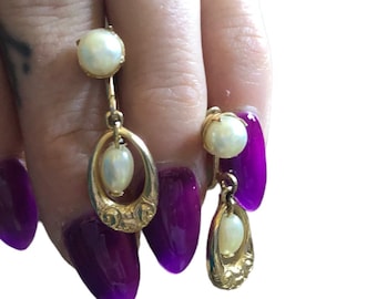 Dangle Drop Earrings | 90s pearl and gold tear drop clip on clip-ons