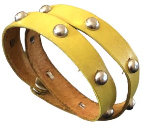 Bracelet en cuir jaune | bijoux ras du cou multi-brins faits à la main, œillets en dôme argenté, fermeture à pression, cadeau unique